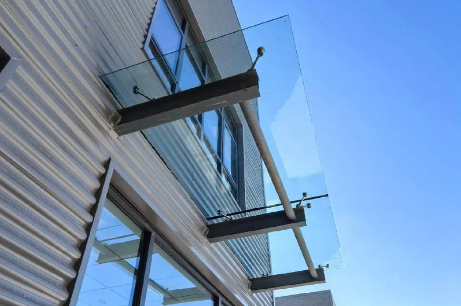 天水为什么要给钢结构雨棚打孔!